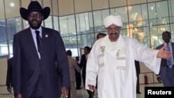 Rais wa Sudan Kusini Salva Kiir (L) akiwa na Rais wa Sudan Omar al-Bashir