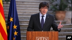 Presiden Catalonia Carles Puigdemont saat memberikan pernyataan di Barcelona, 28 Oktober 2017.