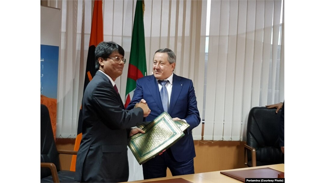 Direktur Utama Pertamina, Elia Massa Manik, dan CEO Sonatrach, Abdelmoumen Ould Kaddour, seusai menandatangani MoU di Algiers, Aljazair, 21 Desember 2017. (Foto: Pertamina)