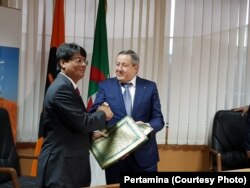 Direktur Utama Pertamina, Elia Massa Manik, dan CEO Sonatrach, Abdelmoumen Ould Kaddour, seusai menandatangani MoU di Algiers, Aljazair, 21 Desember 2017. (Foto: Pertamina)