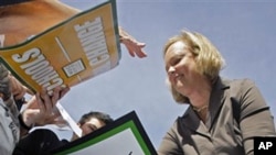 California Republican gubernatorial candidate Meg Whitman signs autographs during a campaign stop in Thousand Oaks (File)
