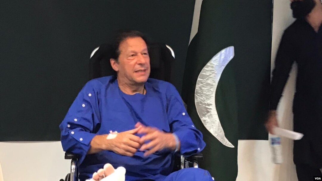 Mantan PM Pakistan Imran Khan memberkan keterangan kepada media di Rumah Sakit Shaukat. 