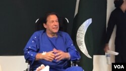 Mantan PM Pakistan Imran Khan memberkan keterangan kepada media di Rumah Sakit Shaukat. 