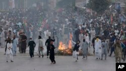 مظاهرات ضد حکومتی هواداران عمران خان، صدر اعظم پیشین پاکستان از مدتی به این‌سو به گونۀ وقفه‌ای در برخی از شهرهای آن کشور جریان دارد.