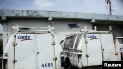 ARCHIVO - Camiones de la empresa nacional de telecomunicaciones de Venezuela, CANTV, en una de sus instalaciones en Barinas, Venezuela, en septiembre de 2018. 