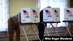 Glasanje na biračkom mestu u Harisburgu, Pensilvaniji