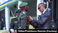 Président Paul Kagame azali kopesa mpete na officiers moko asilisi kelasi na Académie militaire ya Gako, Rwanda, 4 novembre 2022. (Twitter/Présidence Rwanda)