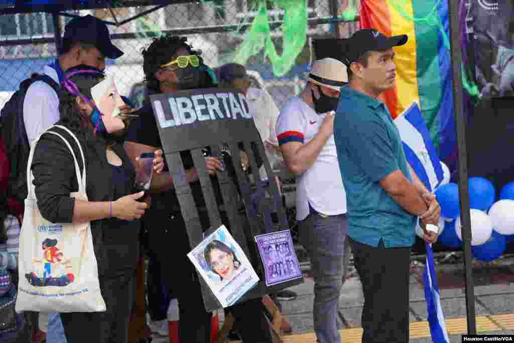 Con carteles que decían "libertad para los presos políticos", los opositores nicaragüenses exiliados en Costa Rica demandaron elecciones "libres y transparentes" este domingo 6 de noviembre.