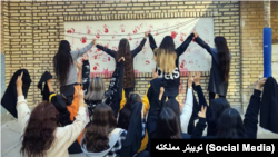 اعتراضات سراسری ایران، پرفورمنس دختران دانش‌آموز در یک مدرسه 