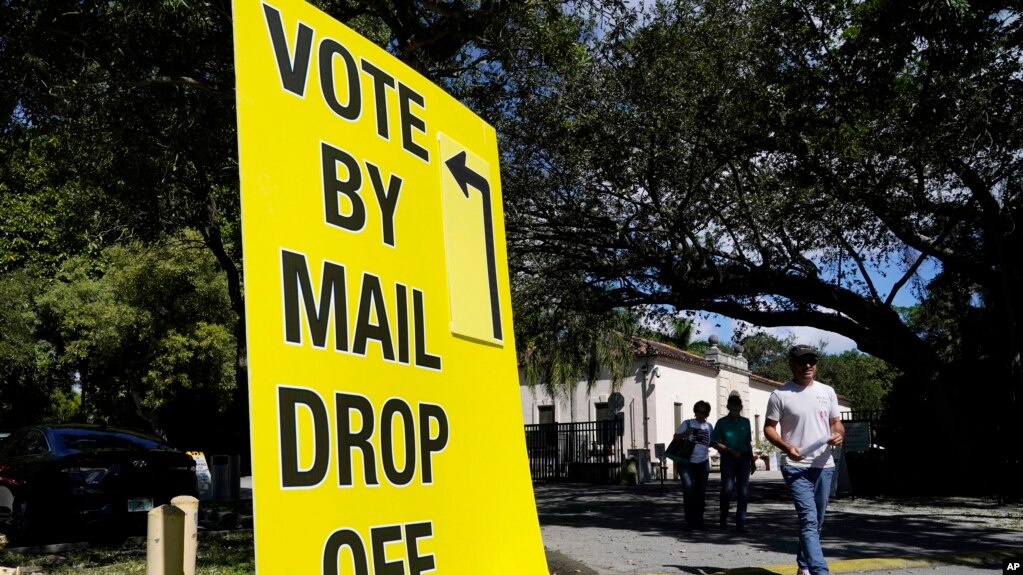 2022年10月31日，迈阿密南部，一张海报向人们展示了邮寄投票的投放地点。(photo:VOA)