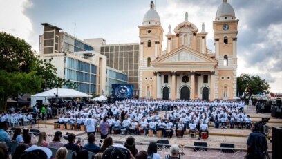 Gaiteros de Maracaibo logran el Récord Guinness de la mayor banda de música folclórica venezolana. [Foto: Alcaldía de Maracaibo]