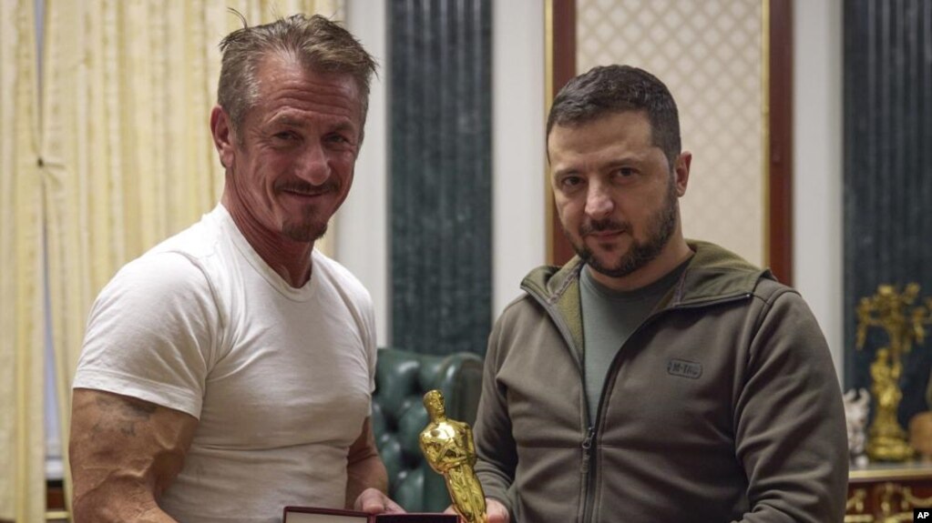 En esta foto divulgada por la oficina de la Presidencia de Ucrania, el presidente ucraniano Volodomyr Zelenskyy sostiene la estatuilla del Oscar junto al actor estadounidense Sean Penn.