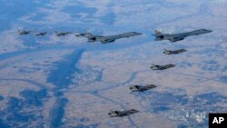 지난해 11월 '비질런트 스톰' 미한 연합공중훈련에 참가한 B-1B 미 공군 전략폭격기(가운데)가 한국 공군 F-35 전투기(아래), 미 공군 F-16 전투기(위)와 한반도 상공을 비행하고 있다.