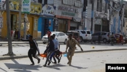 Un civil blessé est évacué du lieu d'une explosion à Mogadiscio, en Somalie, le 29 octobre 2022. (photo d'archives)