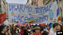 Miles de italianos tomaron el sábado 5 de noviembre de 2022 el centro de Roma para protestar contra la guerra en Ucrania.