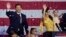 Gubernur Florida Ron DeSantis beserta istri dan anak-anaknya merayakan kemenangannya untuk terpilih kembali menjadi gubernur negara bagian tersebut dalam acara perayaan di Tampa, Florida, pada 8 November 2022. (Foto: AP/Rebecca Blackwell)