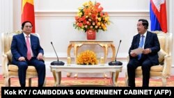 លោក​នាយករដ្ឋមន្ត្រី ហ៊ុន សែន (ស្ដាំ) និយាយ​ជាមួយ​នឹង​នាយករដ្ឋមន្ត្រី​វៀតណាមលោក Pham Minh Chinh ក្នុង​អំឡុងពេល​នៃ​ជំនួប​រវាង​ពួកគេ​ទាំង​ពីរ​នៅ​វិមាន​សន្ដិភាព​ ក្នុង​រាជធានី​ភ្នំពេញ ថ្ងៃទី ៨ ខែវិច្ឆិកា ឆ្នាំ២០២២។ (Kok KY / CAMBODIA'S GOVERNMENT CABINET / AFP)