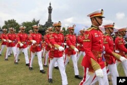 Para pengawal kehormatan militer berbaris ke lapangan saat parade keamanan dalam persiapan menjelang pertemuan G20 di Bali, Senin, 7 November 2022. (AP/Firdia Lisnawati)