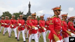 2022年11月7日，在印尼巴厘岛，为即将到来的G20峰会举行的安全阅兵式上，仪仗队行进在一个场地上。（美联社）