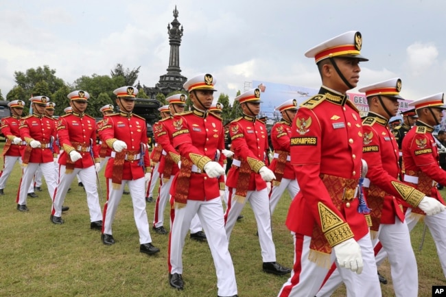 Para pengawal kehormatan militer berbaris ke lapangan saat parade keamanan dalam persiapan menjelang pertemuan G20 di Bali, Senin, 7 November 2022. (AP/Firdia Lisnawati)