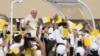 l papa Francisco llega al Estadio Nacional de Bahrein, en Riffa, para celebrar una misa, el 5 de noviembre de 2022. (AP Foto/Alessandra Tarantino)