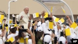 l papa Francisco llega al Estadio Nacional de Bahrein, en Riffa, para celebrar una misa, el 5 de noviembre de 2022. (AP Foto/Alessandra Tarantino)