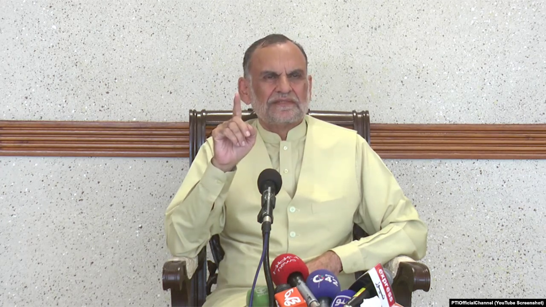 سینیٹر اعظم سواتی اخباری کانفرنس کرتے ہوئے۔
