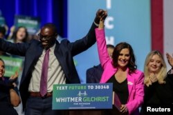 8일 치러진 미국 미시간 주지사 선거에서 연임에 성공한 민주당 소속 그레첸 휘트머(가운데 오른쪽) 지사가 다음날 지지자들에게 인사하고 있다.