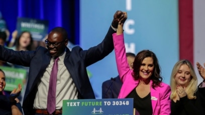 La gobernadora demócrata de Michigan, Gretchen Whitmer celebra su victoria en Detroit, Michigan. 