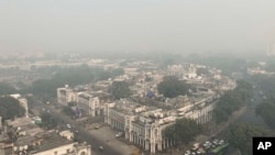 Ibu Kota India, New Delhi, terlihat diselimuti oleh kabut asap, Jumat, 4 November 2022. (AP/Shonal Ganguly)