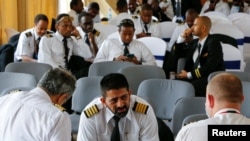 Les pilotes de Kenya Airways se réunissent au bureau de la Kenya Airline Pilots Association (KALPA), lors de la grève des pilotes de Kenya Airways, organisée par KALPA, près de l'aéroport international Jomo Kenyatta de Nairobi, Kenya, le 5 novembre 2022.