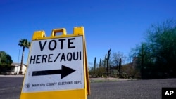 ARHIVA - Znak za biralište na ranom glasanju u Finiksu u Arizoni, 12. oktobra 2022.