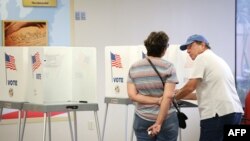 Seorang pemilih memberikan suaranya di markas Pengawas Pemilu Orange County satu hari menjelang pemilihan paruh waktu AS di Orlando, Florida, 7 November 2022. (Gregg Newton / AFP)