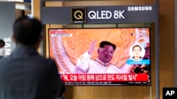 Program berita menayangkan laporan mengenai peluncuran rudal Korea Utara dengan menampilkan pemimpin Korea Utara Kim Jong Un terlihat di Stasiun Kereta Api Seoul di Seoul, Korea Selatan, 3 November 2022. (Foto: AP)