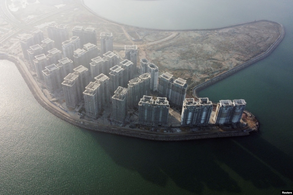 资料照：恒大集团在中国海南省人工岛屿海花岛上建造的39座高层住宅楼。（2022年1月7日）(photo:VOA)