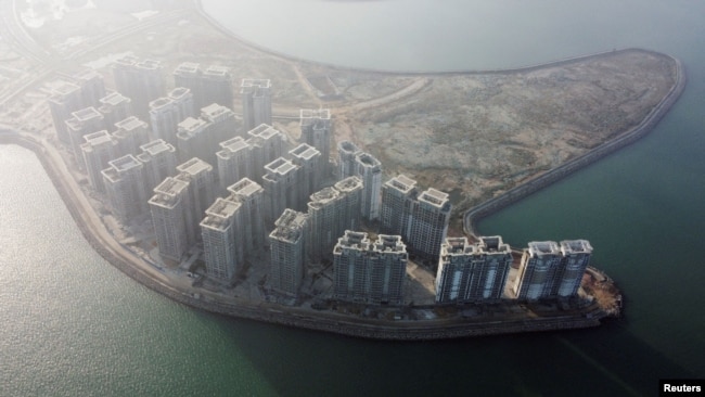 恒大集团在中国海南省人工岛屿海花岛上建造的39座高层住宅楼。（2022年1月7日）