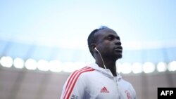 El delantero senegalés del Bayern de Múnich, Sadio Mané, ingresa al campo antes del inicio del partido de fútbol de la Bundesliga de la primera división alemana entre el Hertha Berlín y el FC Bayern de Múnich, en Berlín, el 5 de noviembre de 2022.