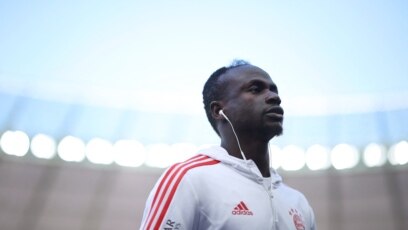 El delantero senegalés del Bayern de Múnich, Sadio Mané, ingresa al campo antes del inicio del partido de fútbol de la Bundesliga de la primera división alemana entre el Hertha Berlín y el FC Bayern de Múnich, en Berlín, el 5 de noviembre de 2022.