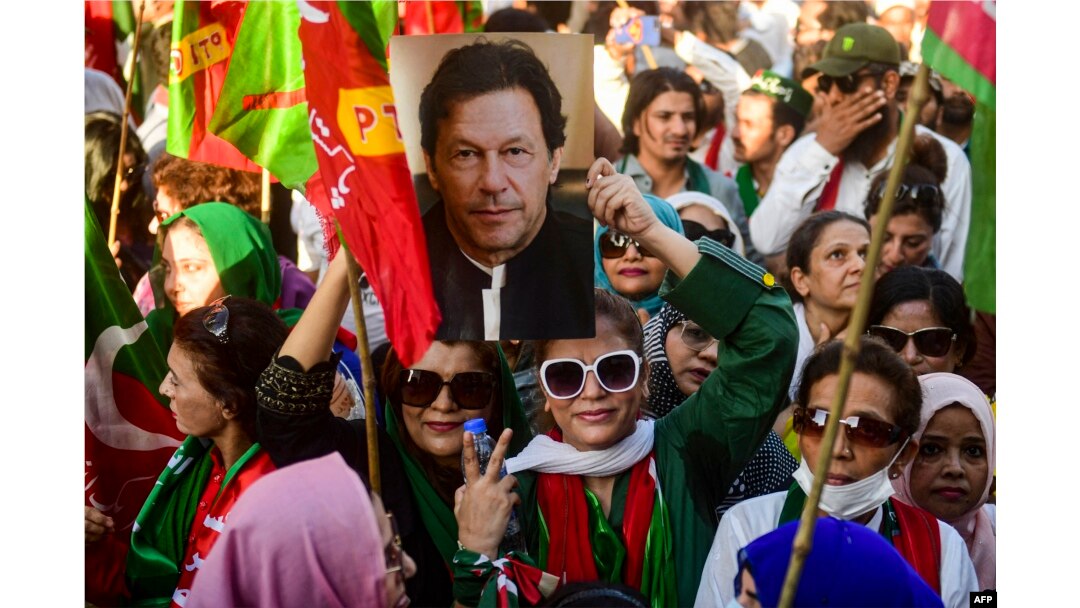Pendukung mantan perdana menteri Pakistan Imran Khan, berkumpul dalam protes sehari setelah upaya pembunuhan terhadap Khan, di Karachi pada 4 November 2022. (Foto: AFP)