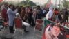 عمران خان کی 'گرفتاری' کا خدشہ، زمان پارک کے باہر کارکنوں کے ڈیرے