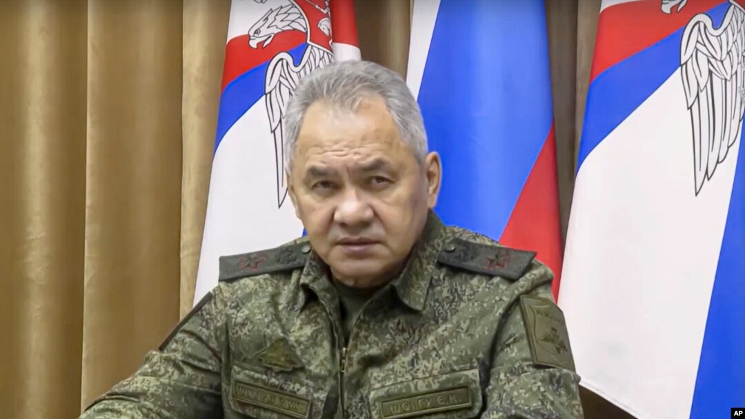 俄羅斯國防部長謝爾蓋·紹伊古（Sergei Shoigu）週三（11月9日）宣布，俄羅斯軍隊將撤出烏克蘭南部戰略重鎮赫爾松市及附近地區並在第聶伯河東岸重新部署防線。照片由美聯社從俄羅斯國防部新聞局獲得併轉發。
