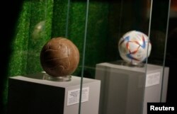 Bola yang pernah digunakan pada pertandingan sepakbola dunia yang dipamerkan di 3-2-1 Qatar Olympic and Sports Museum, Doha, Qatar, 10 Oktober 2022.(REUTERS/Hamad I Mohammed).