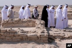 Pejabat Emirat mengunjungi biara Kristen kuno yang ditemukan di Pulau Siniyah, Umm al-Quwain, Uni Emirat Arab, Kamis, 3 November 2022. (AP/Kamran Jebreili)