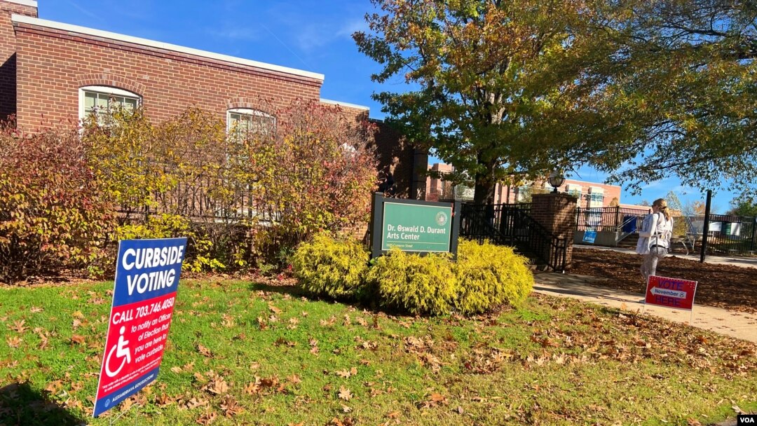 A polling station on election day offering curbside voting in Alexandria, Virginia. (Steve Herman/VOA)