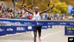 Evans Chebet, dari Kenya, melintasi garis finis pertama untuk kategori putra pada ajang di New York City Marathon, di New York, 6 November 2022. (Foto: AP)