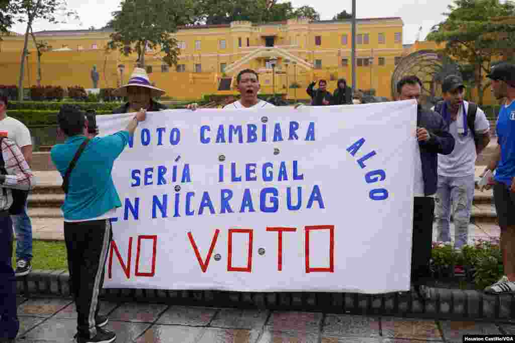 Un grupo de opositores nicaragüenses exiliados en Costa Rica, protestaron este domingo 6 de noviembre que se realizan los comicios municipales en el país centroamericano. 