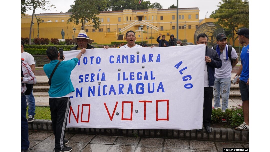 Exiliados nicaragüenses protestan en Costa Rica y satirizan elecciones municipales