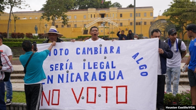 Exiliados nicaragüenses protestan en Costa Rica y satirizan elecciones municipales