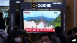A TV screen showing a news program reporting about North Korea's missile launch with file footage is seen at the Seoul Railway Station, in Seoul, South Korea, Nov. 5, 2022. 