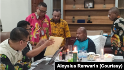 Lukas Enembe (berkaos biru) diperiksa dua penyidik KPK di kediamannya, Kamis (3/11). (Foto: Courtesy/Aloysius Renwarin)